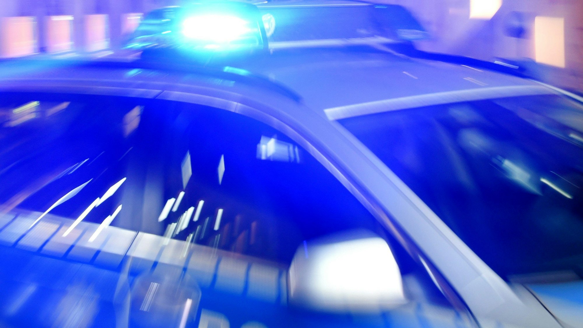 Auf dem Foto ist ein Polizeiwagen mit Blaulicht zu sehen.