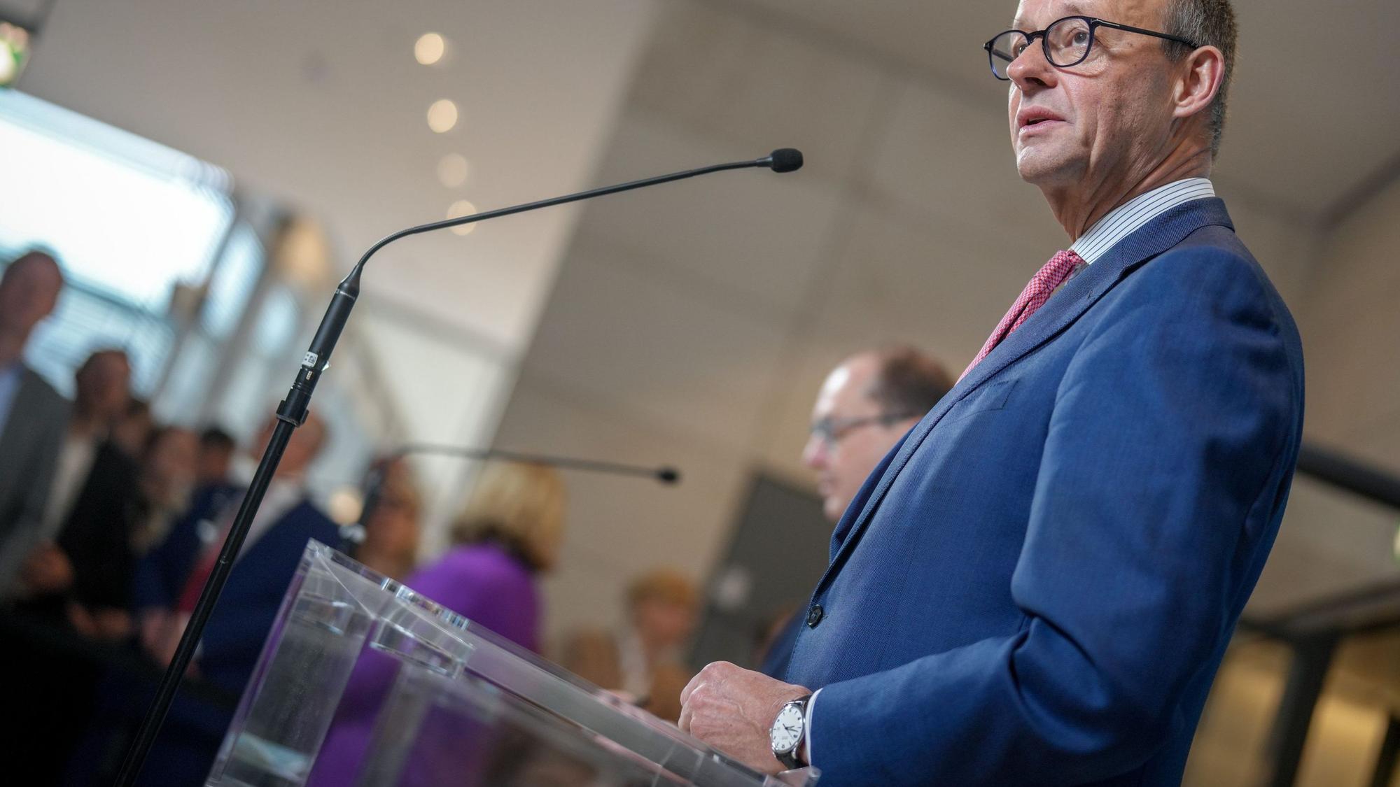 Friedrich Merz steht am Rednerpult.