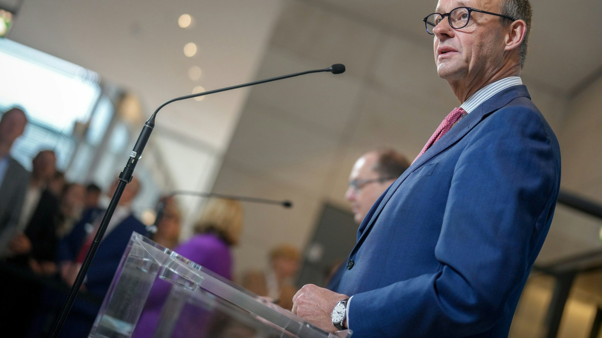 Friedrich Merz steht am Rednerpult.