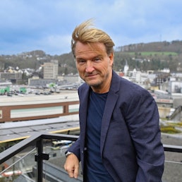 Unternehmer Markus Krampe auf dem Dach seines neuen Firmensitzes – mit Blick aufs Steinmüllergelände.