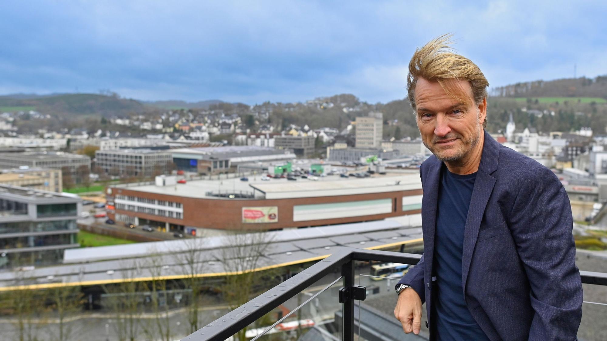 Unternehmer Markus Krampe auf dem Dach seines neuen Firmensitzes – mit Blick aufs Steinmüllergelände.