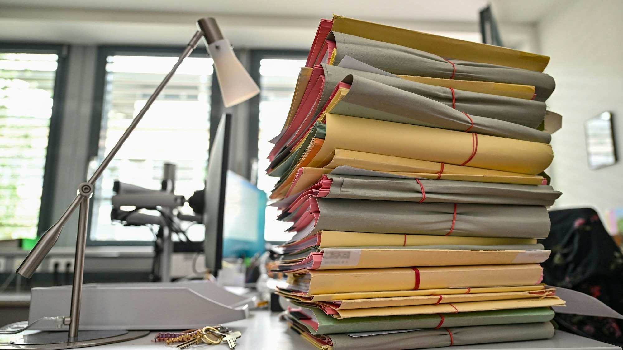 In vielen deutschen Gerichten wird der Arbeitsalltag immer noch von Aktenbergen aus Papier bestimmt.