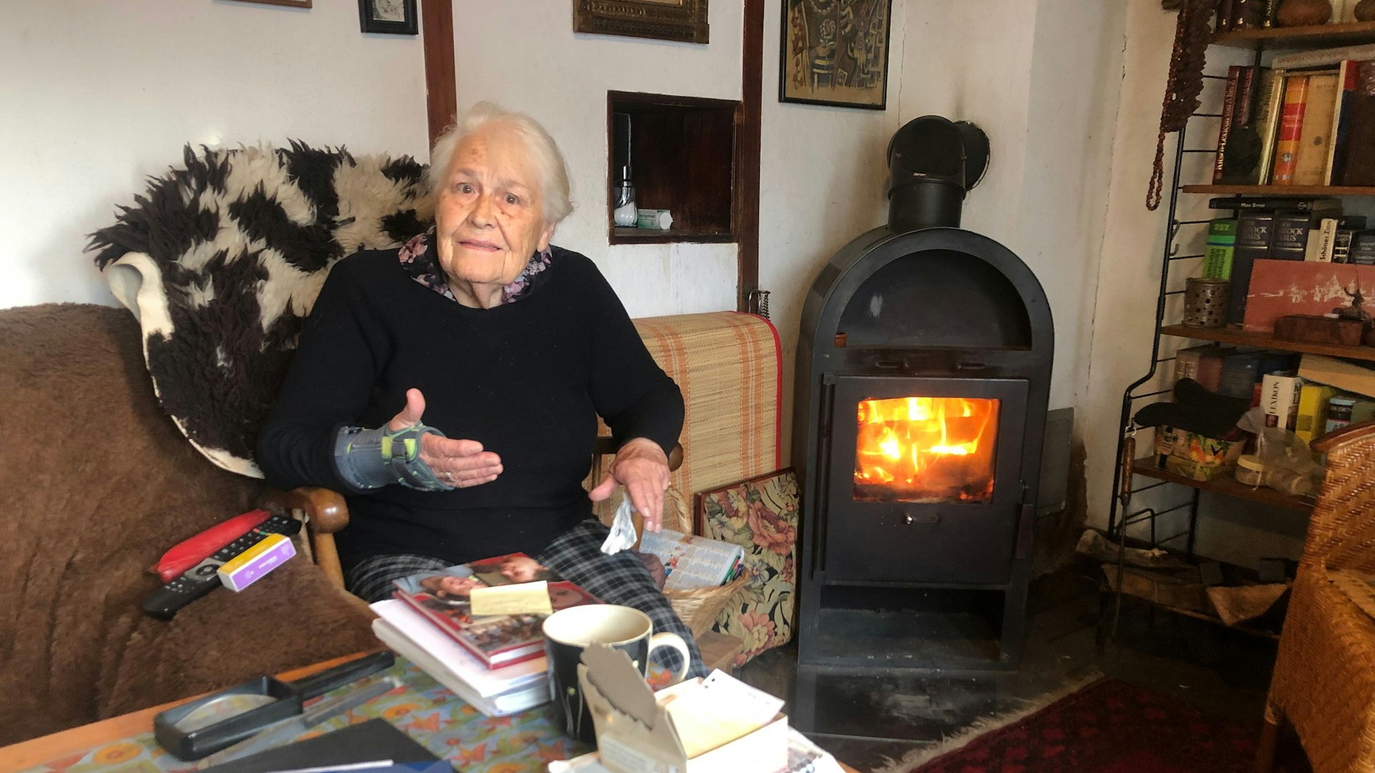 Irmintraut Fuchs in ihrem Haus auf einem Berg im Bergisch Gladbach.