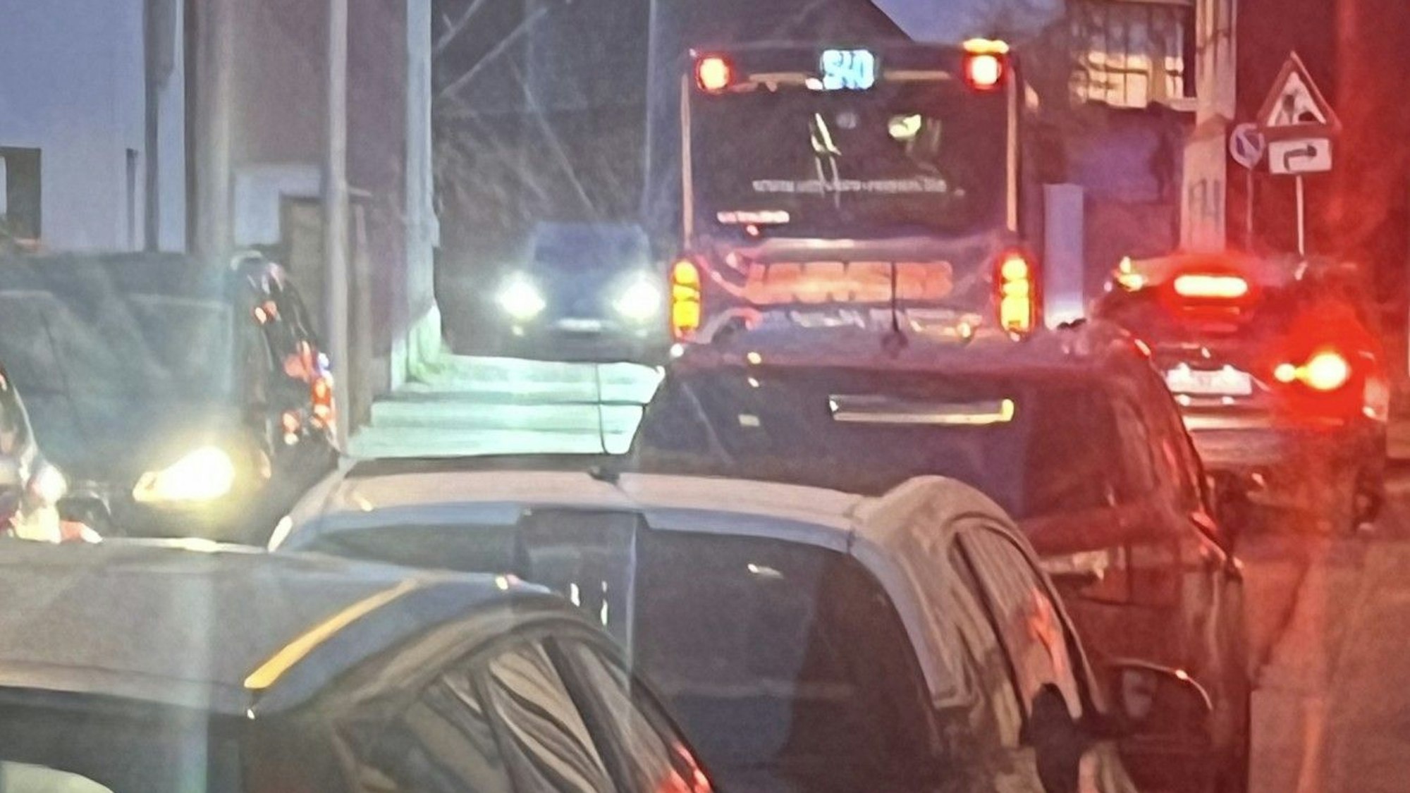 Stauchaos auf der Siegburger Straße in Sankt Augustin-Menden. Autos stehen Stoßstange an Stoßestange.