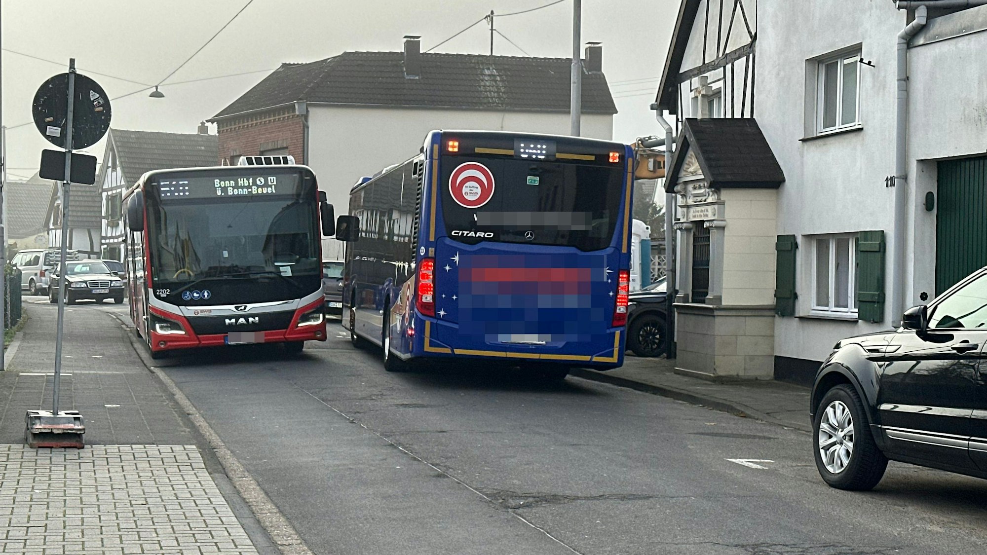 Die Linienbusse fahren nach wie vor über die Siegburger Straße.