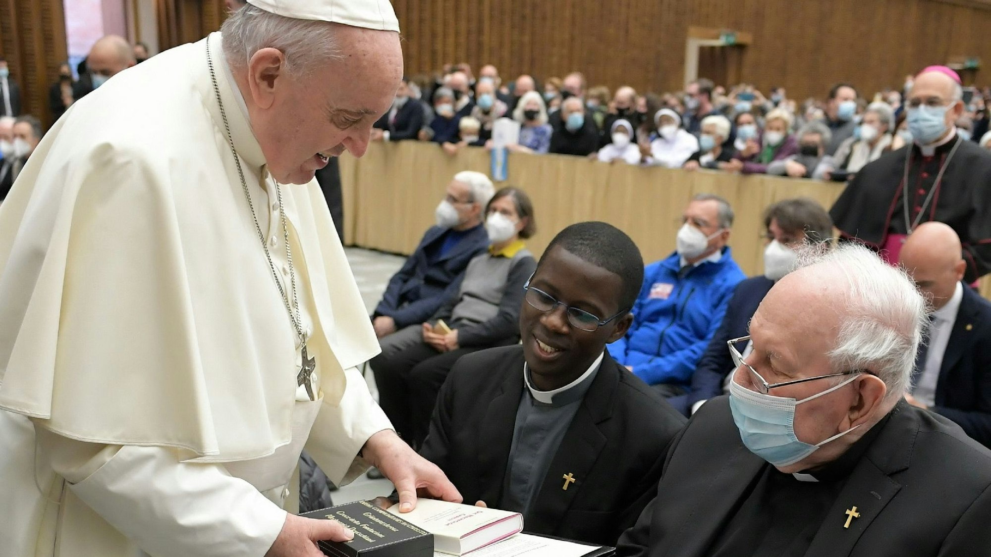 Generalsuperior Karl-Heinz Haus bei der Übergabe der Gründungsinsignien an Papst Franziskus in Rom.