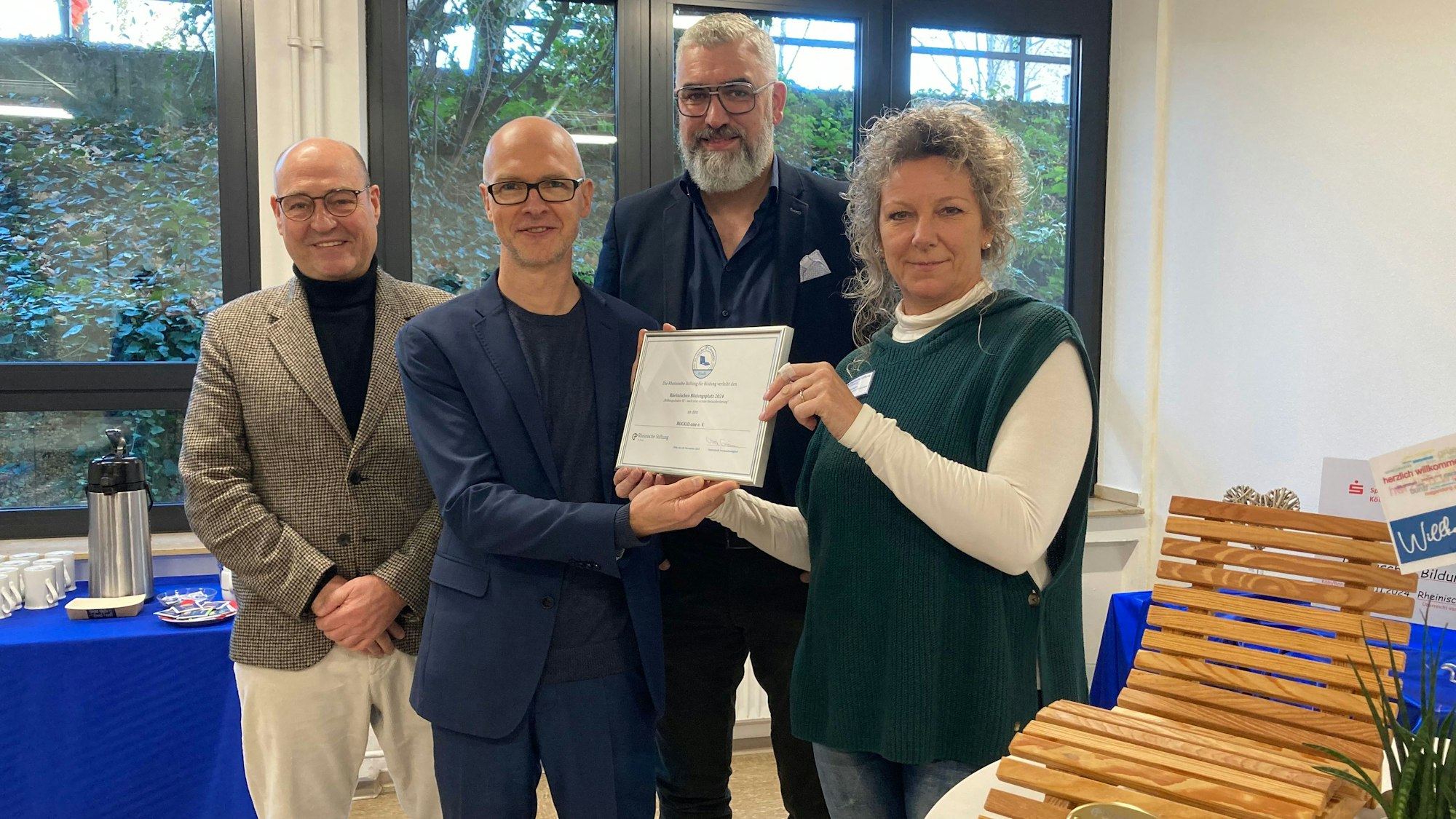 Barbara Heumann (Rheinische Stiftung) mit den Vertretern von Rockid.one Bernd Schaub (v.l.), Mario Schwarz und Marco Frommenkord.