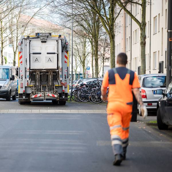 Mitarbeiter der Kölner Müllabfuhr bei der Arbeit.
