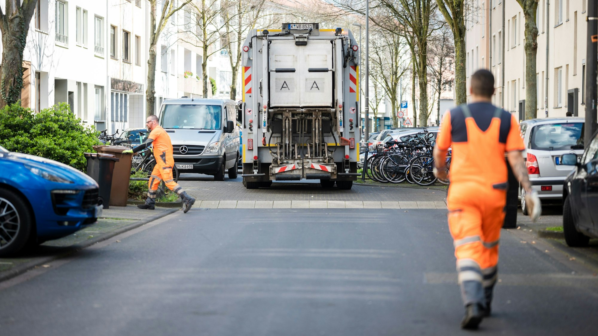 Mitarbeiter der Kölner Müllabfuhr bei der Arbeit.