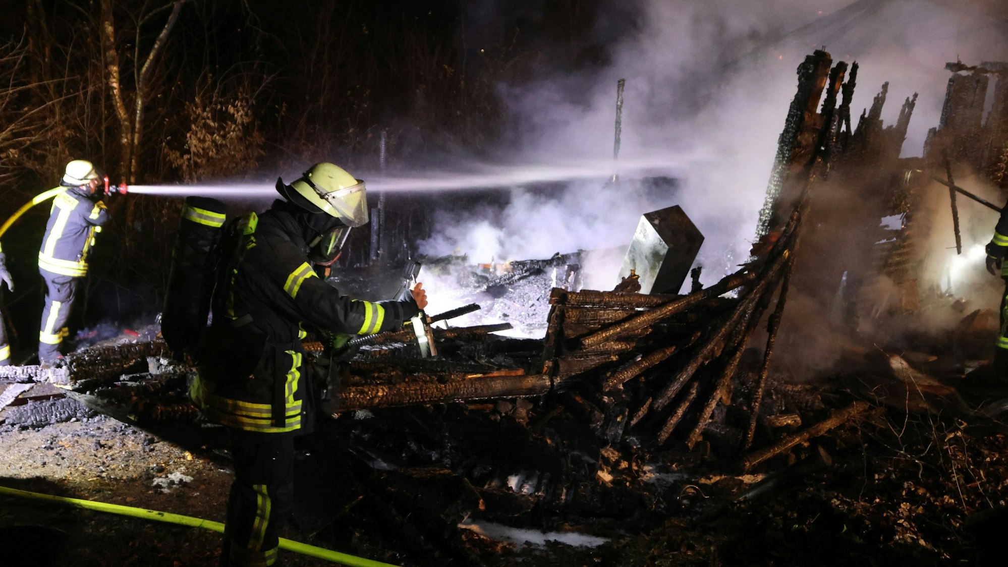 Am Freitagabend wurde die Freiwillige Feuerwehr der Gemeinde Morsbach zu einem Einsatz in die Ortschaft Hahn gerufen. Dort brannte eine Jagdhütte lichterloh.