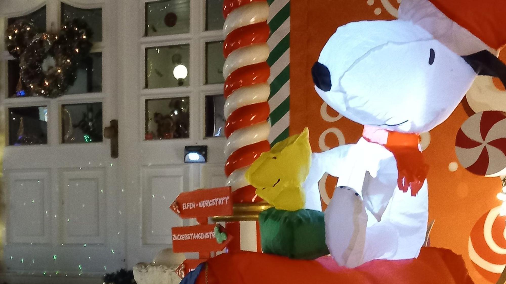 Auch Snoopy hat sein Zuhause in Odendorf bei der Familie Schlief.Das Weihnachtshaus in Odendorf