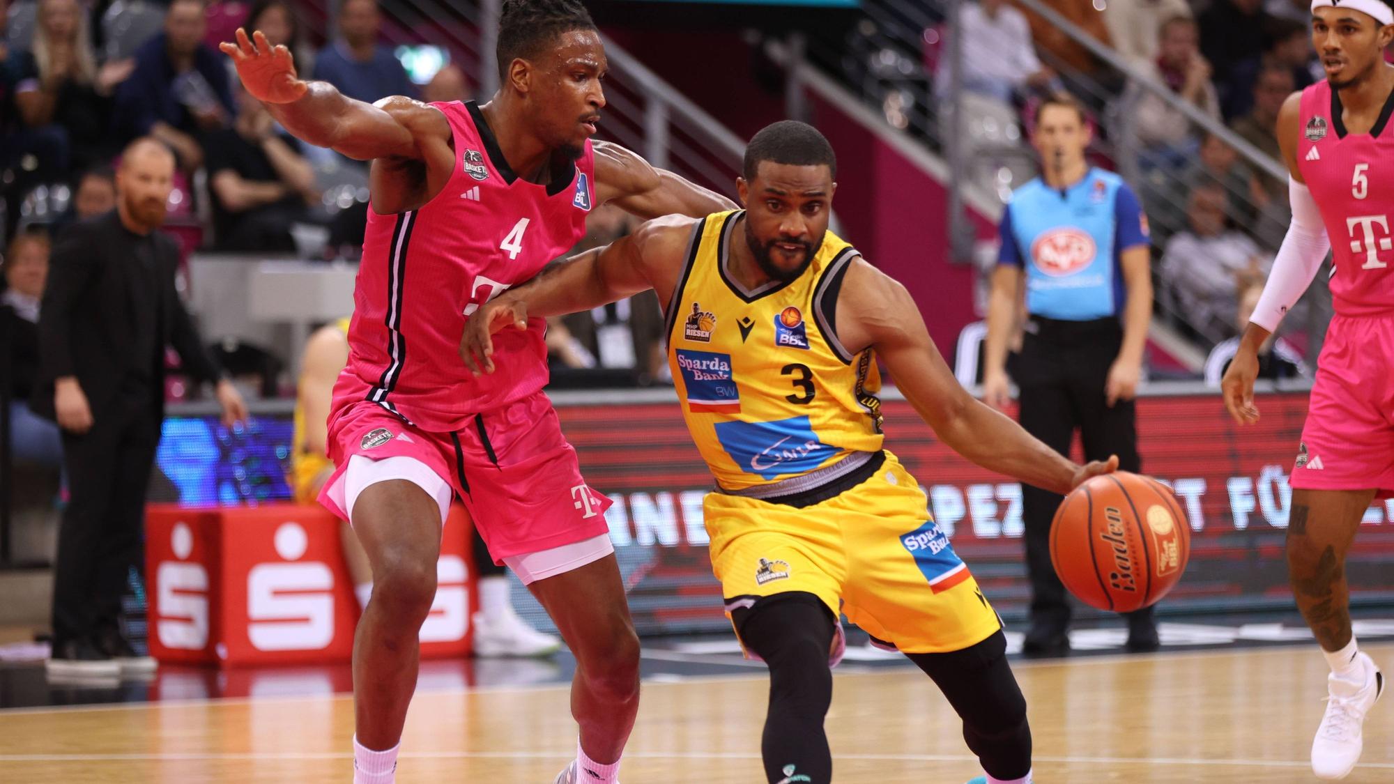 Die Baskets-Defense soll besser werden. Bei Phlandrous Fleming Jr. (links) sieht das schon ganz gut aus.