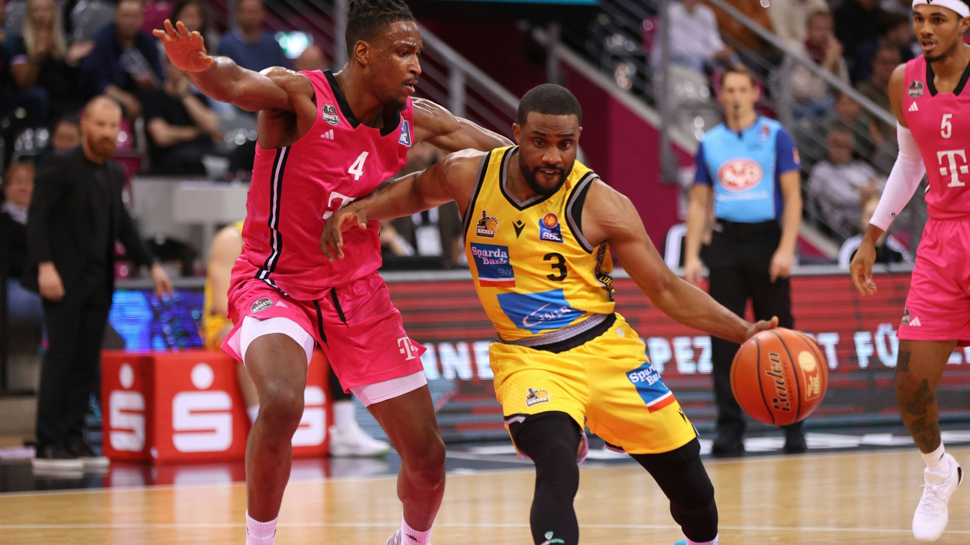 Die Baskets-Defense soll besser werden. Bei Phlandrous Fleming Jr. (links) sieht das schon ganz gut aus.