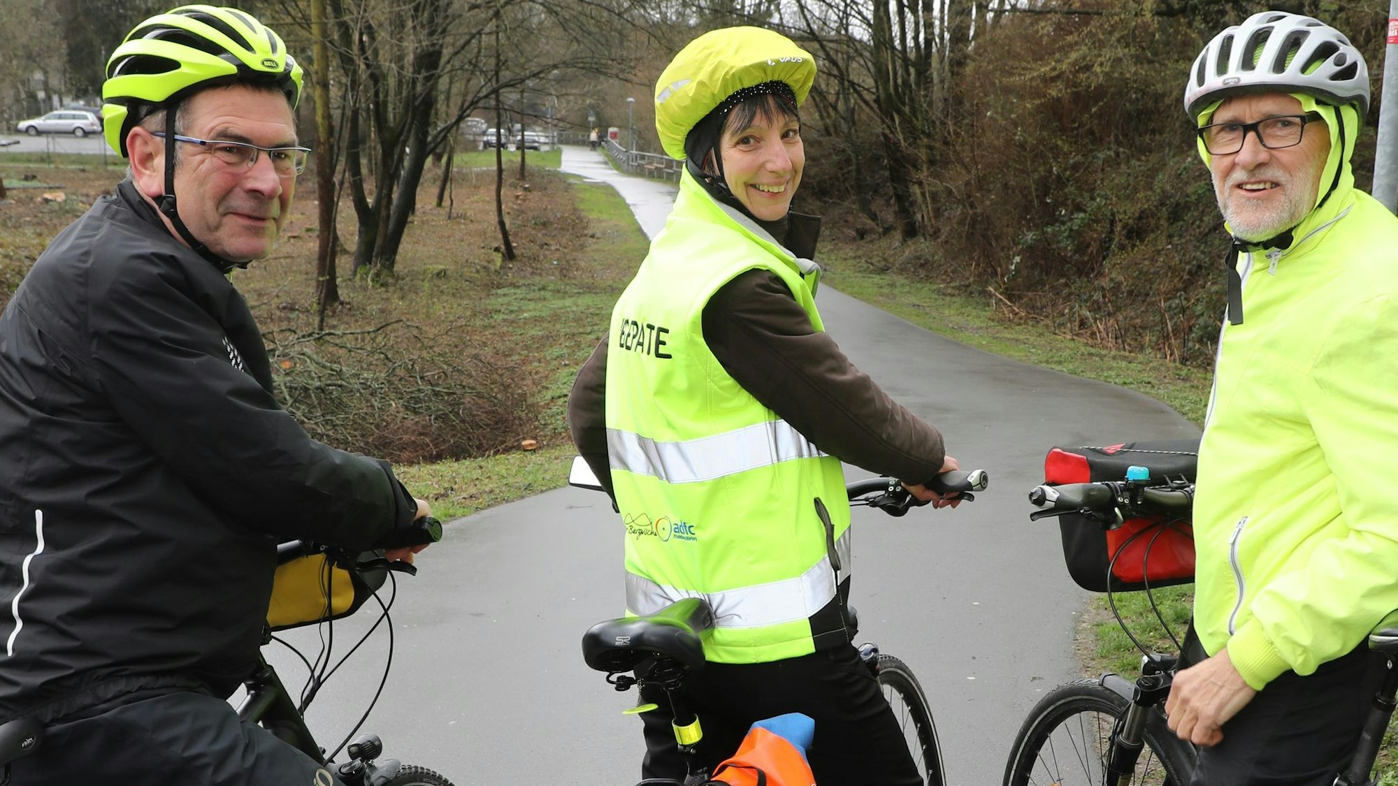 Sabine Krämer-Kox, ADFC-Vorsitzende in Burscheid und Wermelskirchen, mit ihren Kollegen Bernd Beckermann (links) und Hermann Sabrowski vom Verein Rhein-Berg/Oberberg
