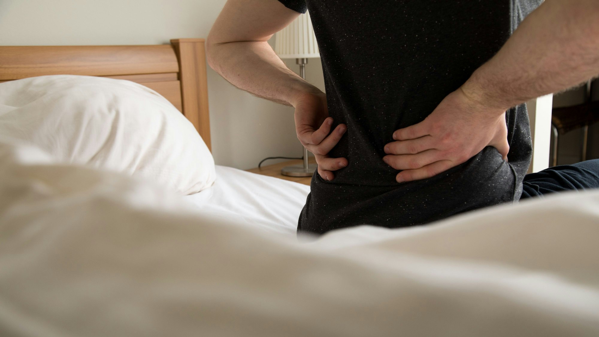 ILLUSTRATION - Kreuzschmerzen: Oft trifft es einen plötzlich - eine falsche Bewegung, und der Rücken meldet sich.