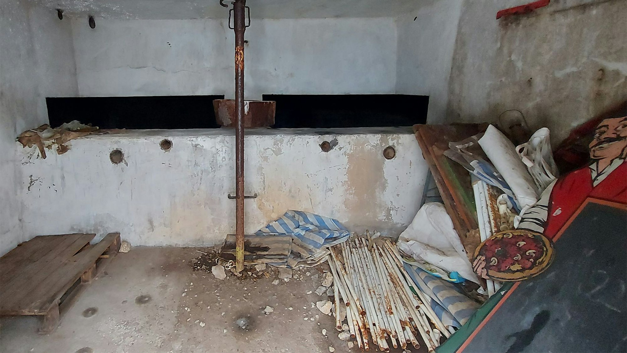 Im Inneren eines ehemaligen Wasserspeichers befinden sich verschiedene Abfälle.