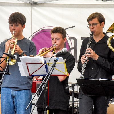 Die Schüler der Bernd-Alois Zimmermann Musikschule bildeten den Auftakt zum 10. Lechenicher Jazzfest am Pfarrzentrum.