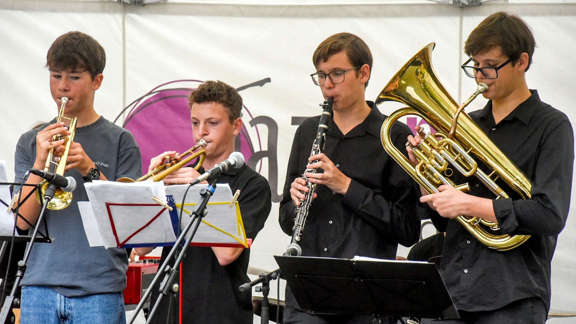Die Schüler der Bernd-Alois Zimmermann Musikschule bildeten den Auftakt zum 10. Lechenicher Jazzfest am Pfarrzentrum.
