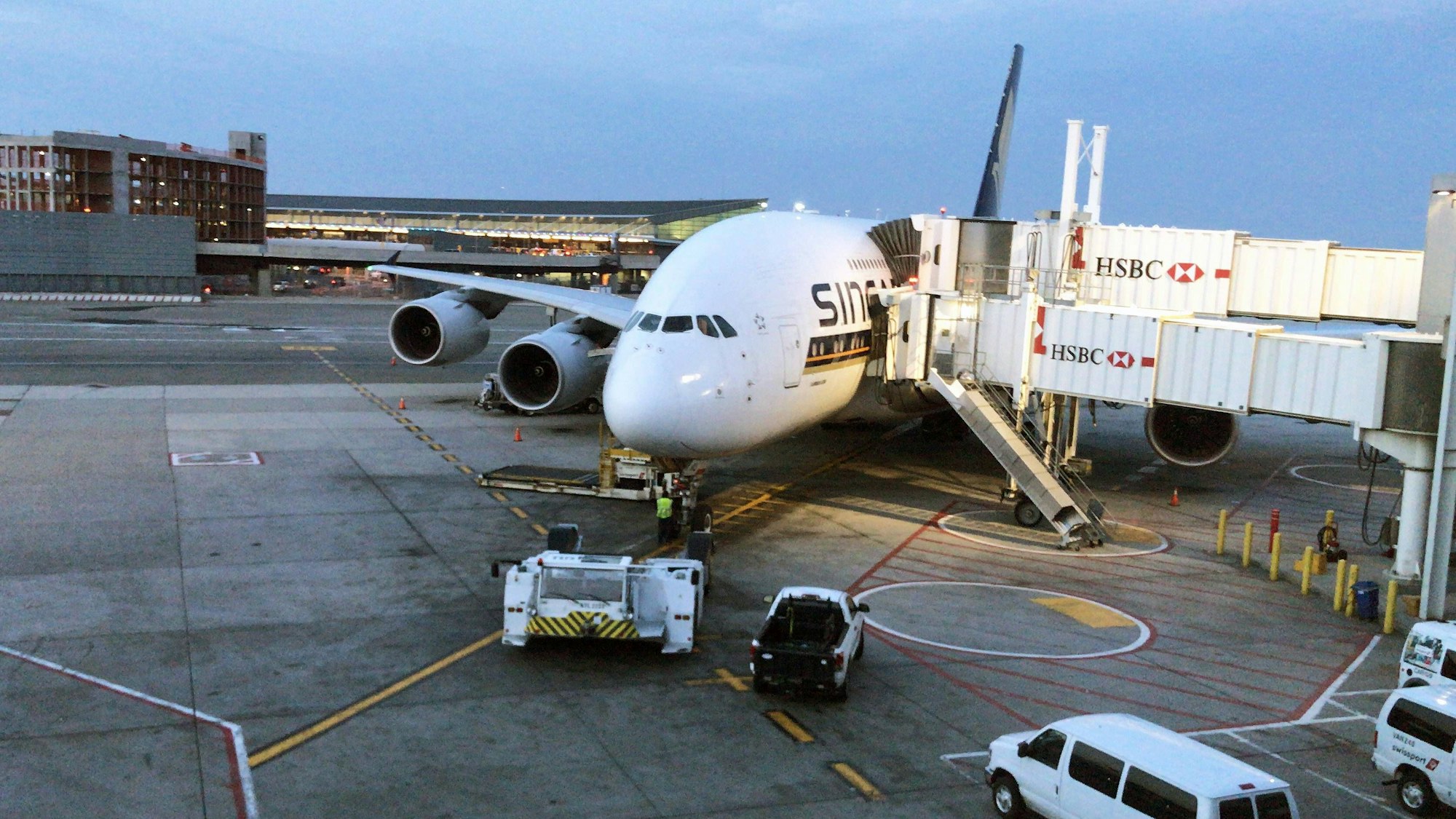 Ein Airbus A380 von Singapore Airlines steht am Gate.