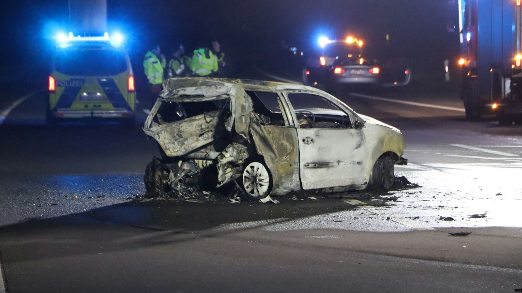 Das Bild zeigt einen ausgebrannten Kleinwagen.