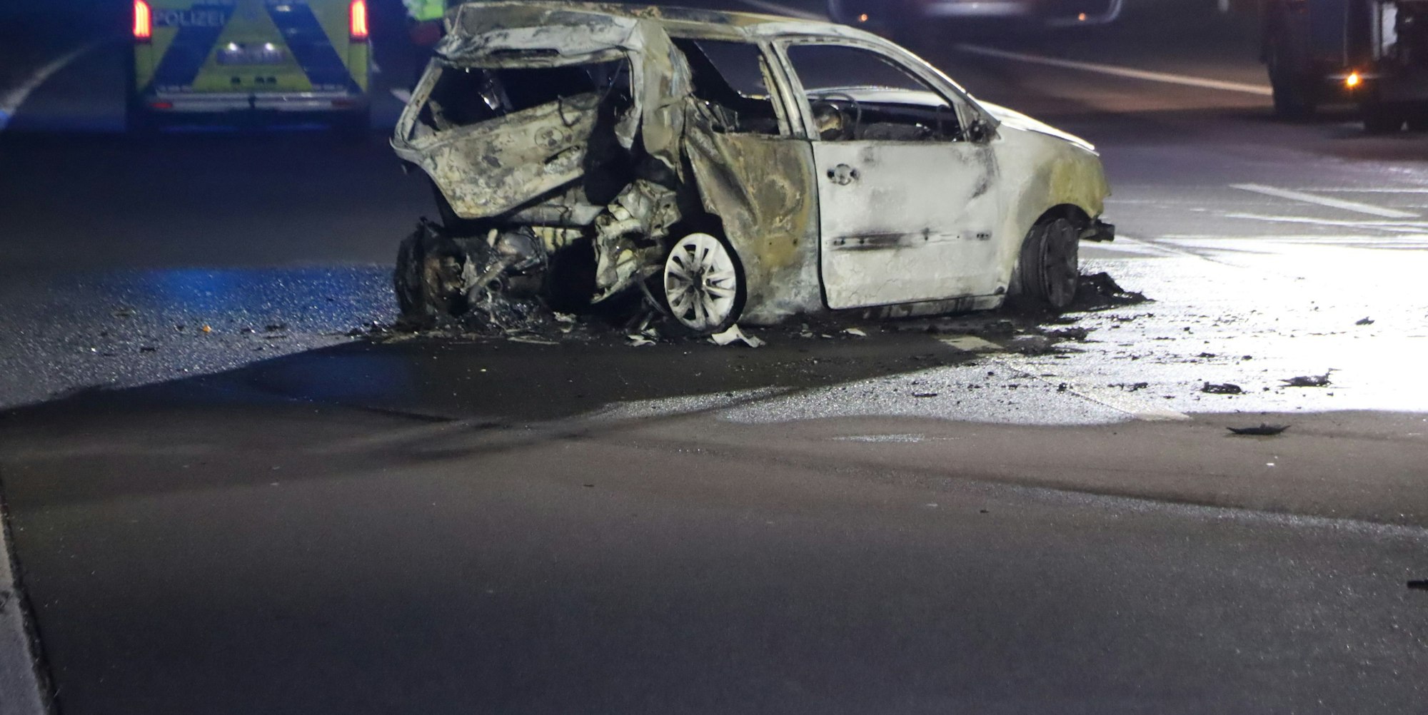 Auf dem Foto ist ein ausgebranntes Auto zu sehen.