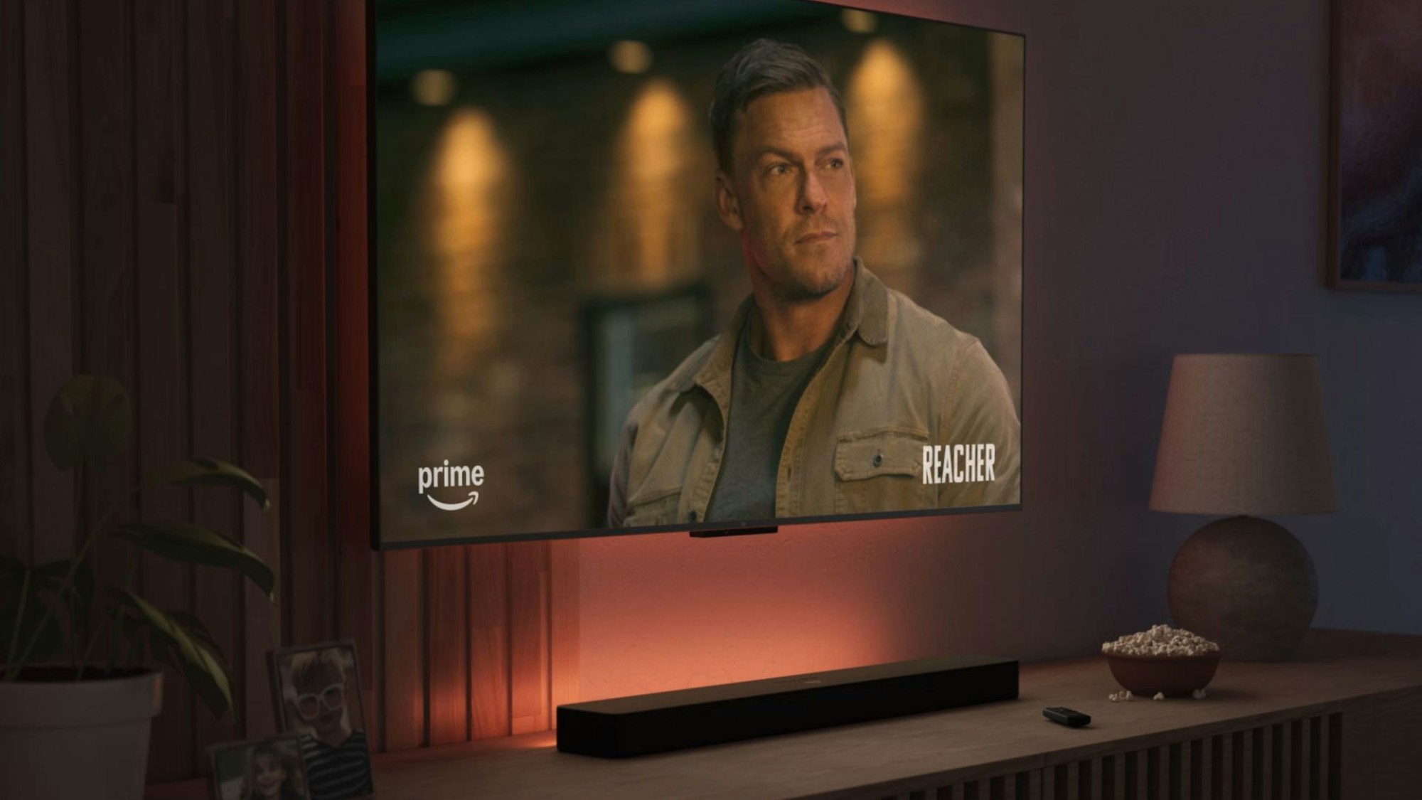 Die Fire TV Soundbar Plus von Amazon liegt unter dem TV-Gerät.