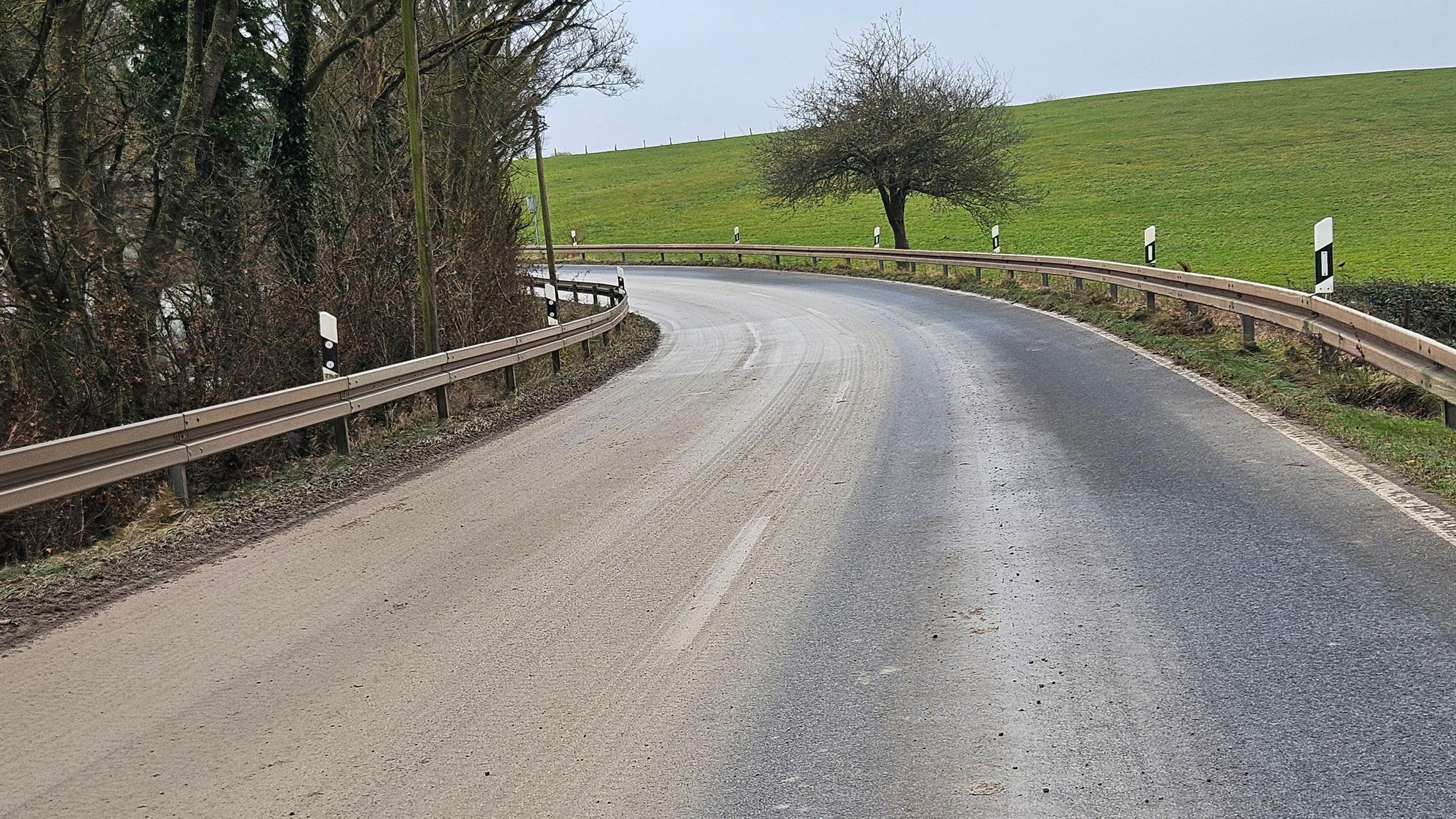 Das Foto zeigt eine Straße, von der eine Fahrbahn hellbraun vom Matsch ist.