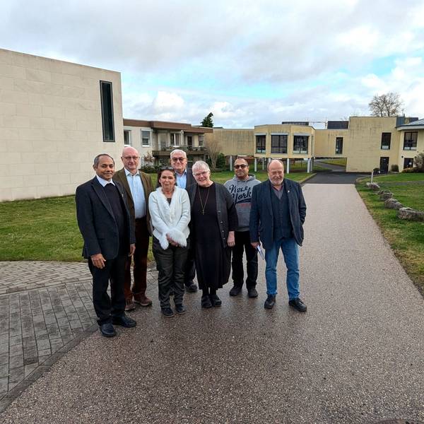 Auf dem Gelände des Mutterhauses in Mechernich stehen die Beteiligten der Pressekonferenz zum 40-jährigen Bestehen der Ordo Communionis in Christo zum Gruppenbild beisammen.