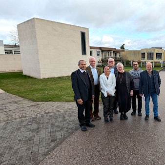 Auf dem Gelände des Mutterhauses in Mechernich stehen die Beteiligten der Pressekonferenz zum 40-jährigen Bestehen der Ordo Communionis in Christo zum Gruppenbild beisammen.