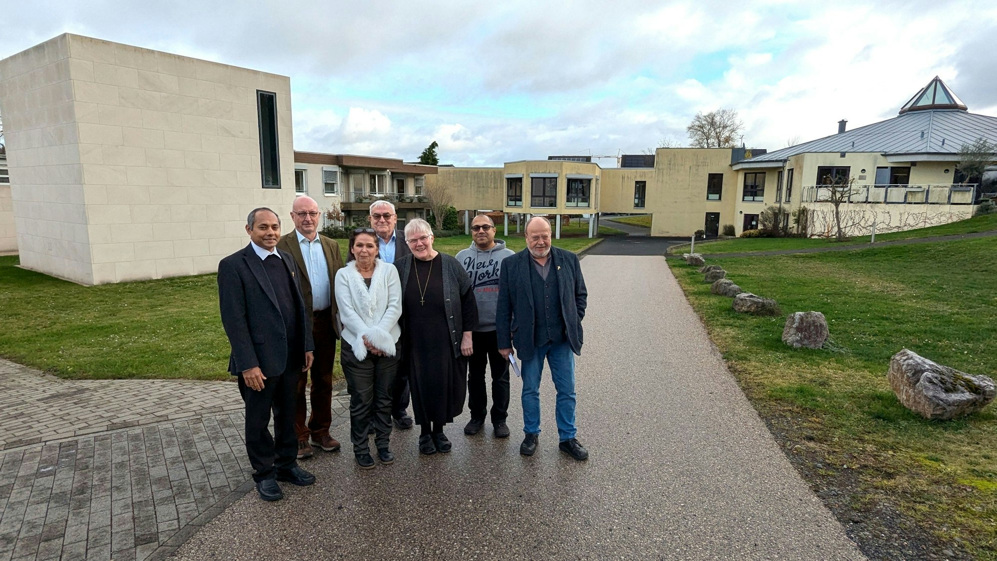 Auf dem Gelände des Mutterhauses in Mechernich stehen die Beteiligten der Pressekonferenz zum 40-jährigen Bestehen der Ordo Communionis in Christo zum Gruppenbild beisammen.
