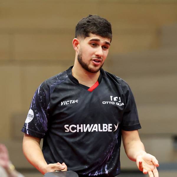 Bild eines Tischtennisspielers an der Spielplatte