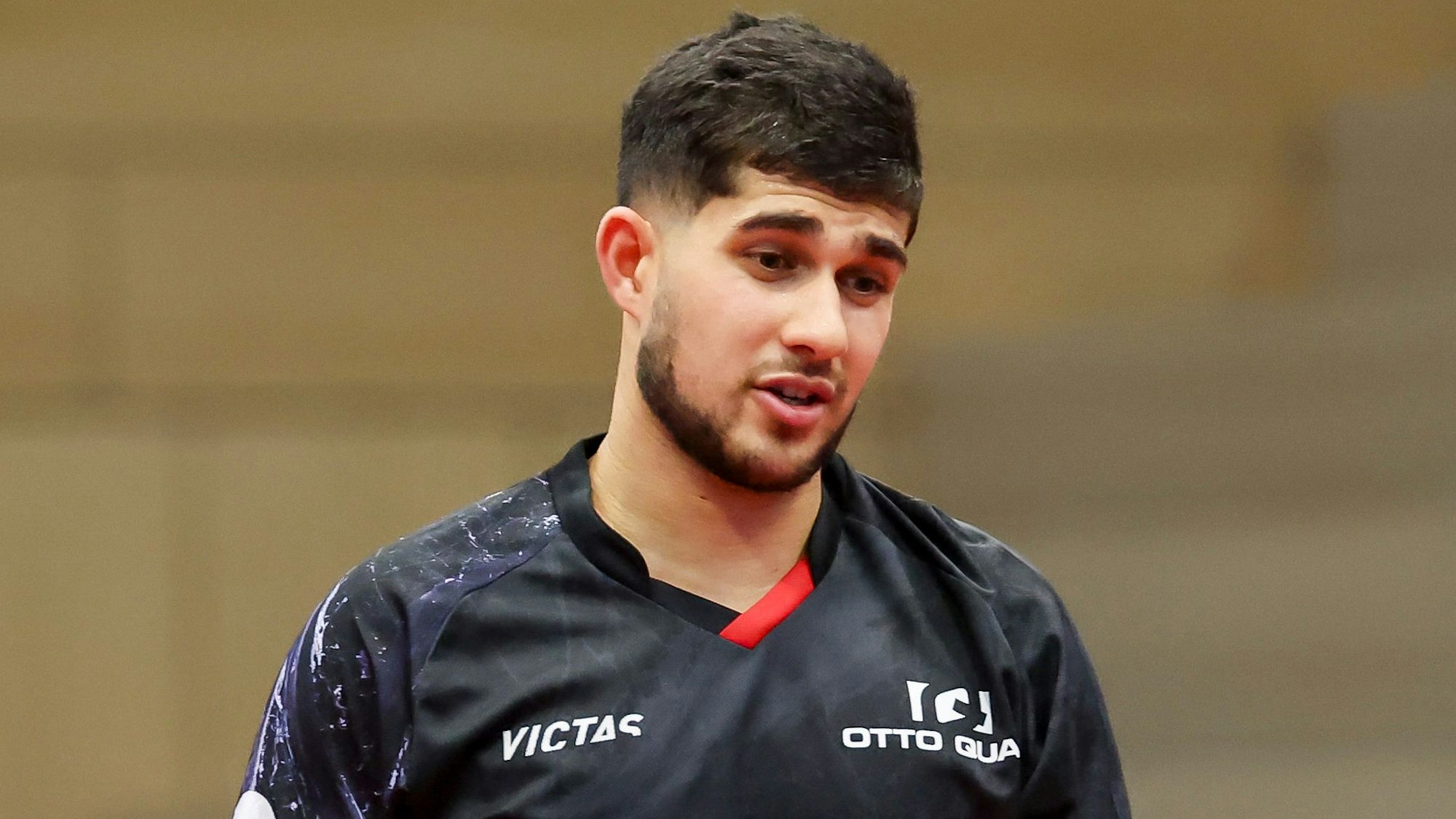 Bild eines Tischtennisspielers an der Spielplatte