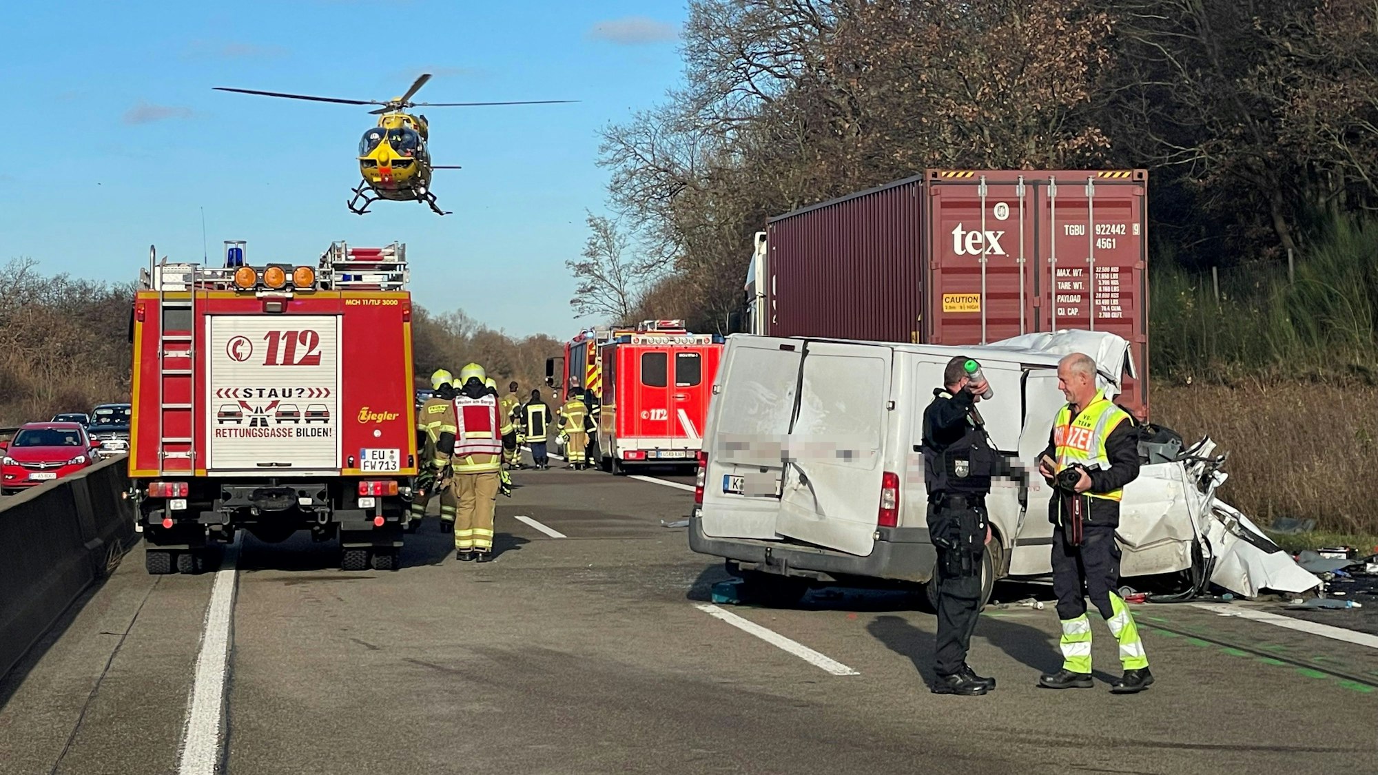 Das Bild zeigt die Unfallstelle. Unter anderem hebt gerade ein Rettungshubschrauber ab.