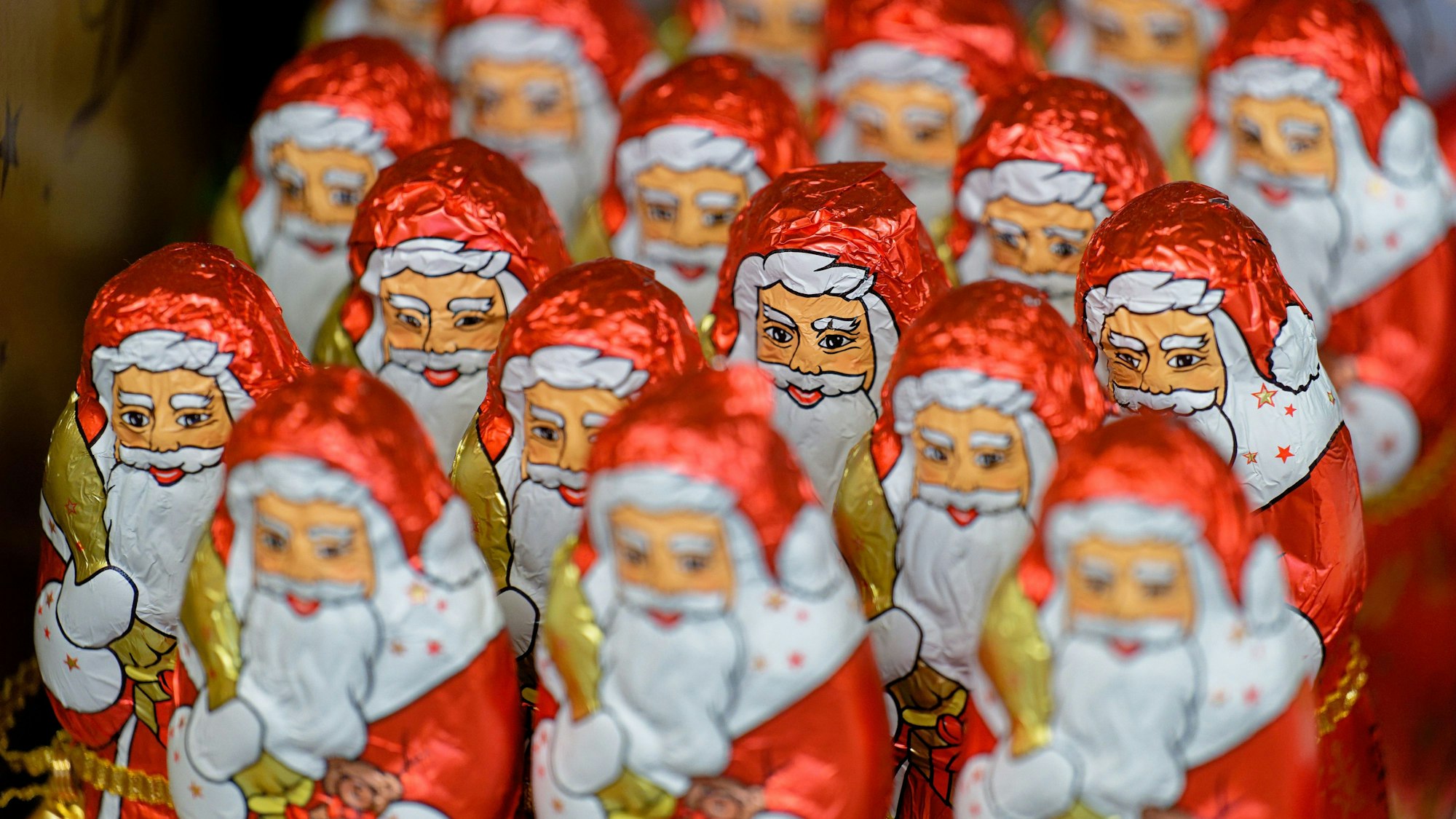 30.08.2024, Nordrhein-Westfalen, Grevenbroich: Weihnachtsmänner aus Schokolade stehen in einem Regal in einem Markt einer Supermarktkette.