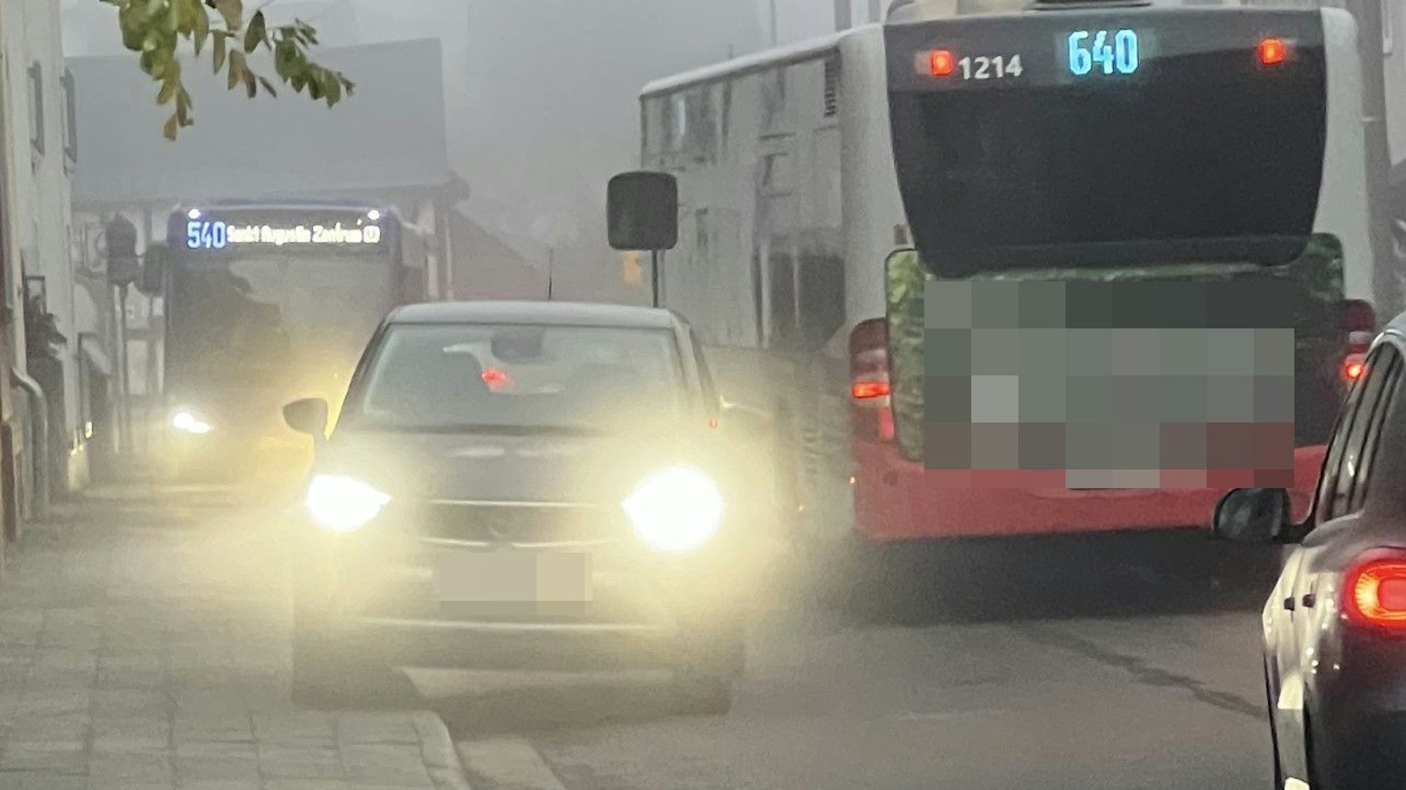 Verzweifelte Autofahrer weichen an der Siegburger Straße auf den Bürgersteig aus.