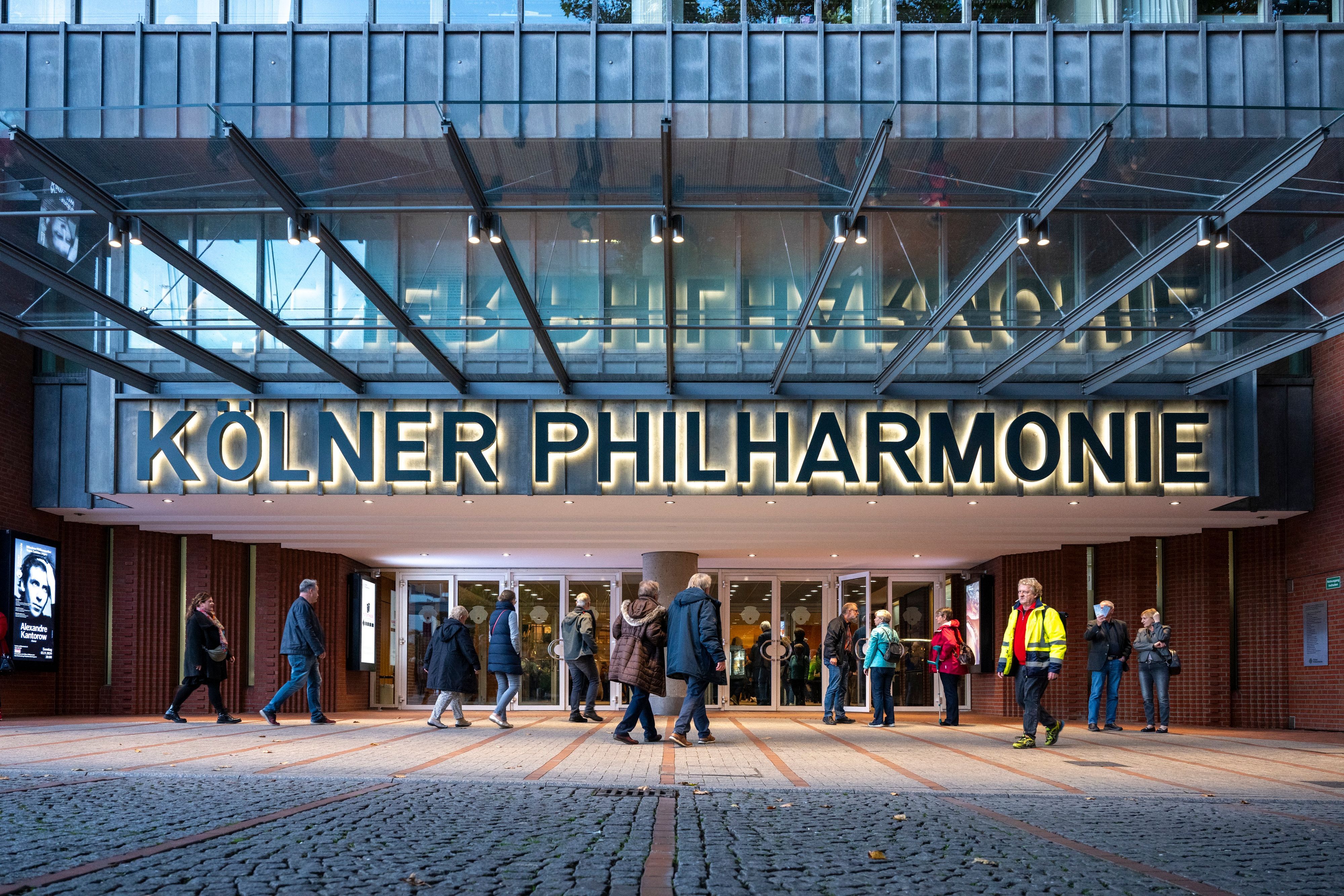 Menschen gehen in die Kölner Philharmonie.