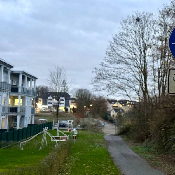 Schild „kein Winterdienst“ an der Balkantrasse in Burscheid.