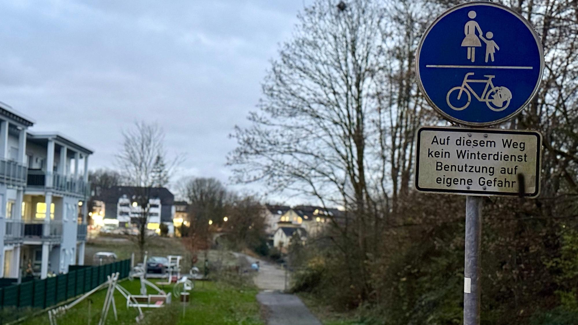 Schild „kein Winterdienst“ an der Balkantrasse in Burscheid.