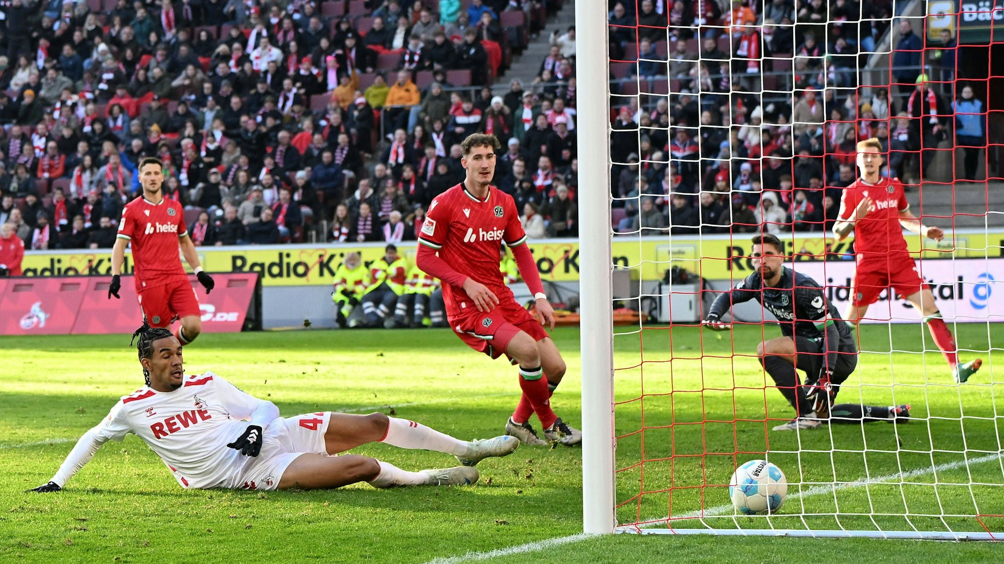 Joker Damion Downs (am Boden) trifft zum 2:1 für den 1. FC Köln.