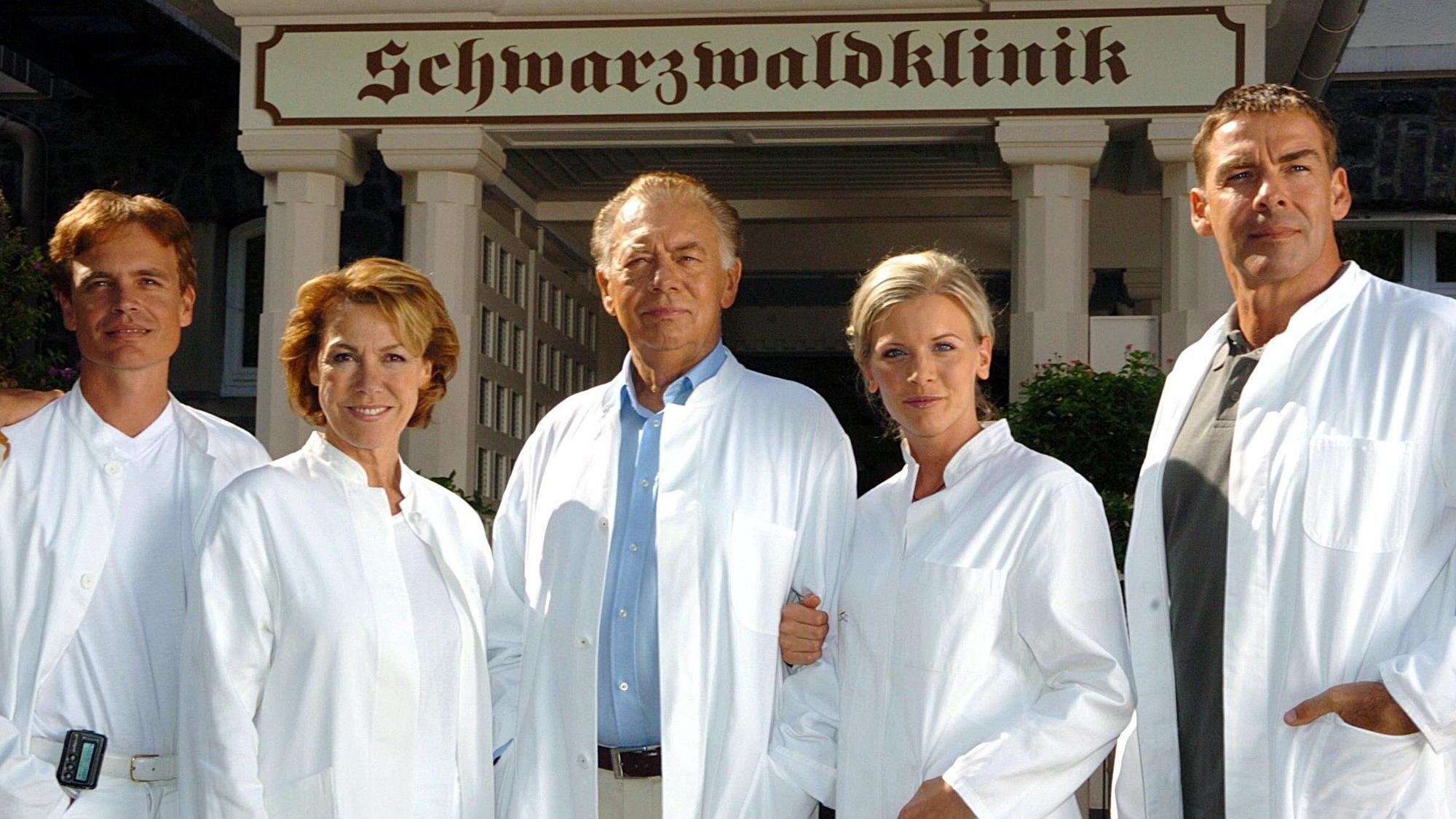 Auf dem Foto sind Schauspieler in weißen Arztkitteln zu sehen.