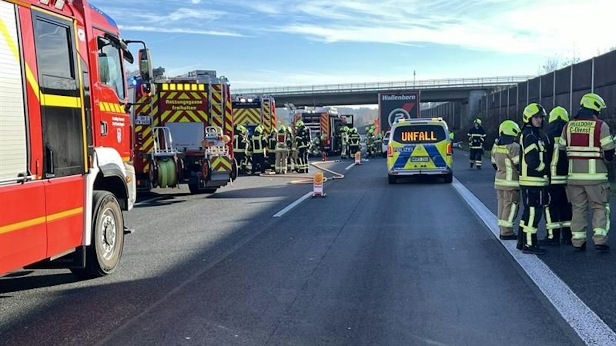 Das Foto zeigt die Einsatzwagen an der Unfallstelle.