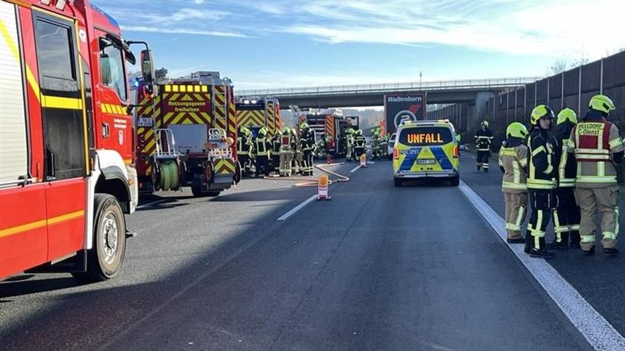 Das Foto zeigt die Einsatzwagen an der Unfallstelle.