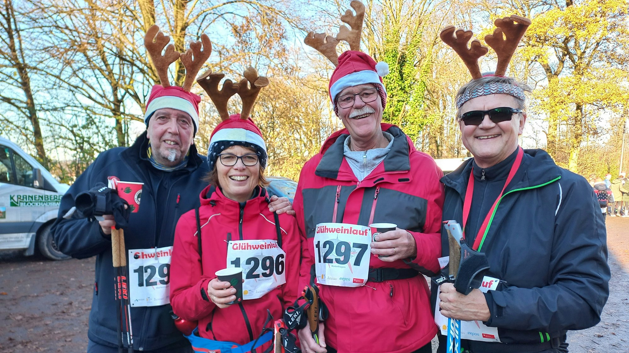 Bild einer vierköpfigen Walkinggruppe beim Glühweinlauf 2024 des VfR Marienhagen
