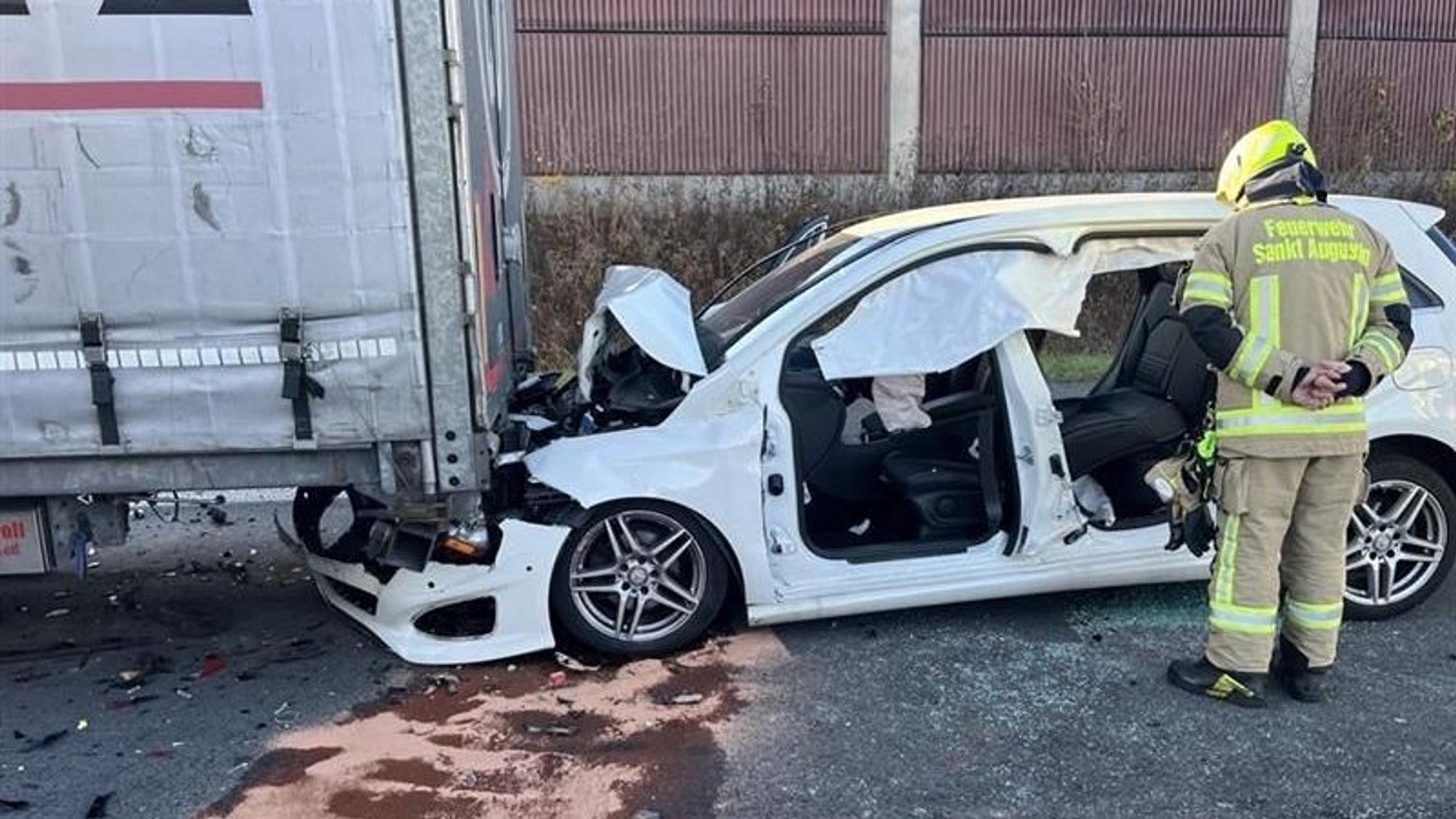 Das Bild zeigt ein Auto, das unter einen Lastwagen geraten ist.
