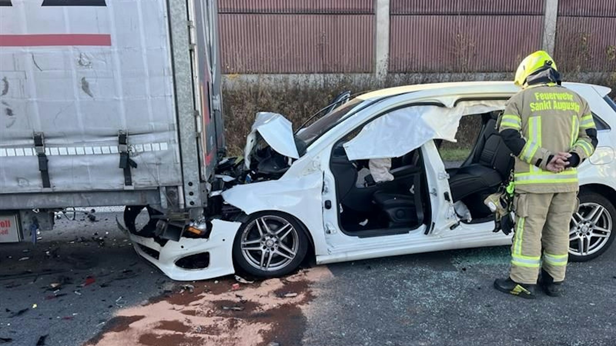 Das Bild zeigt ein Auto, das unter einen Lastwagen geraten ist.