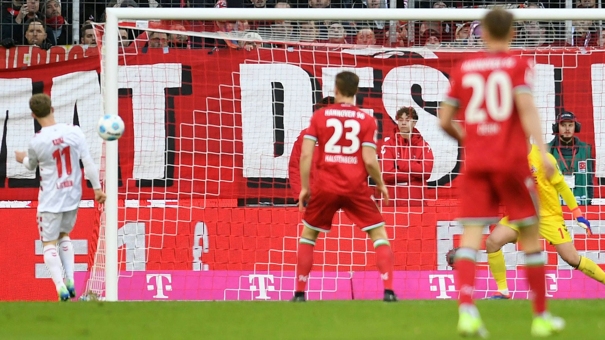 Da ist es passiert: Florian Kainz (l.) stand unglücklich und kann seinem Eigentor zum 2:2-Endstand nur noch hinterherschauen.