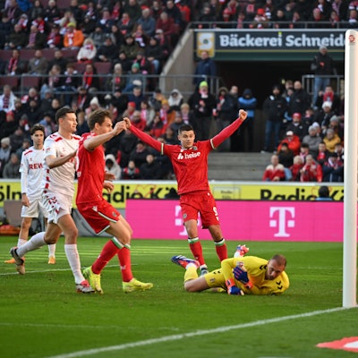 Erstes Gegentor für Marvin Schwäbe in dieser Saison: Hannover trifft zum 0:1.IMAGO/Ulrich Hufnagel
