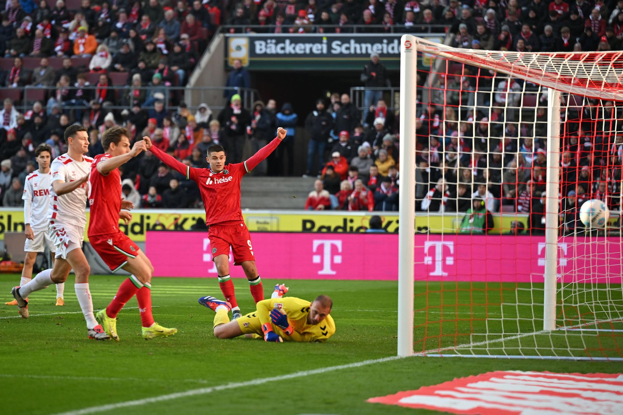 Erstes Gegentor für Marvin Schwäbe in dieser Saison: Hannover trifft zum 0:1.IMAGO/Ulrich Hufnagel