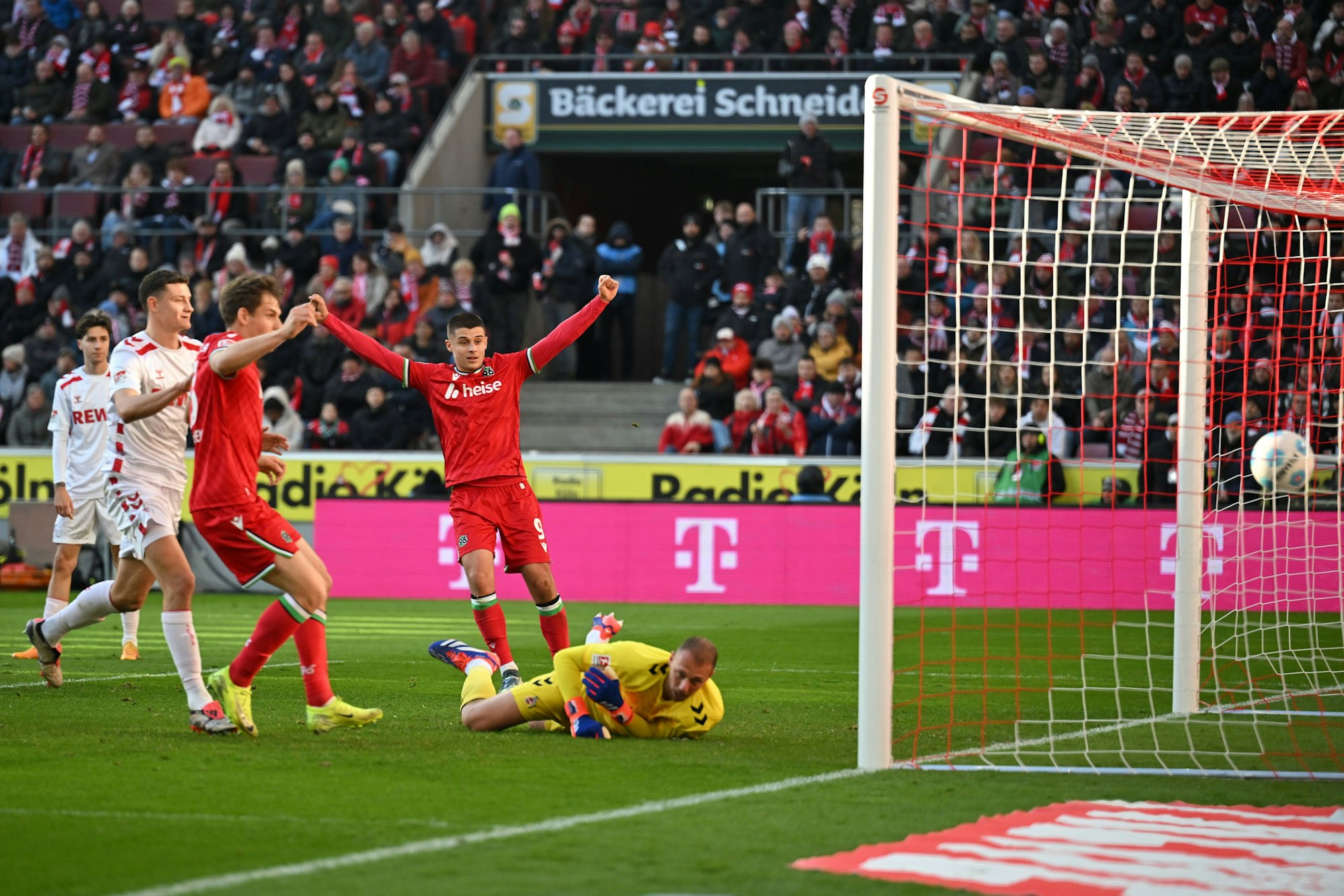 Erstes Gegentor für Marvin Schwäbe in dieser Saison: Hannover trifft zum 0:1.IMAGO/Ulrich Hufnagel