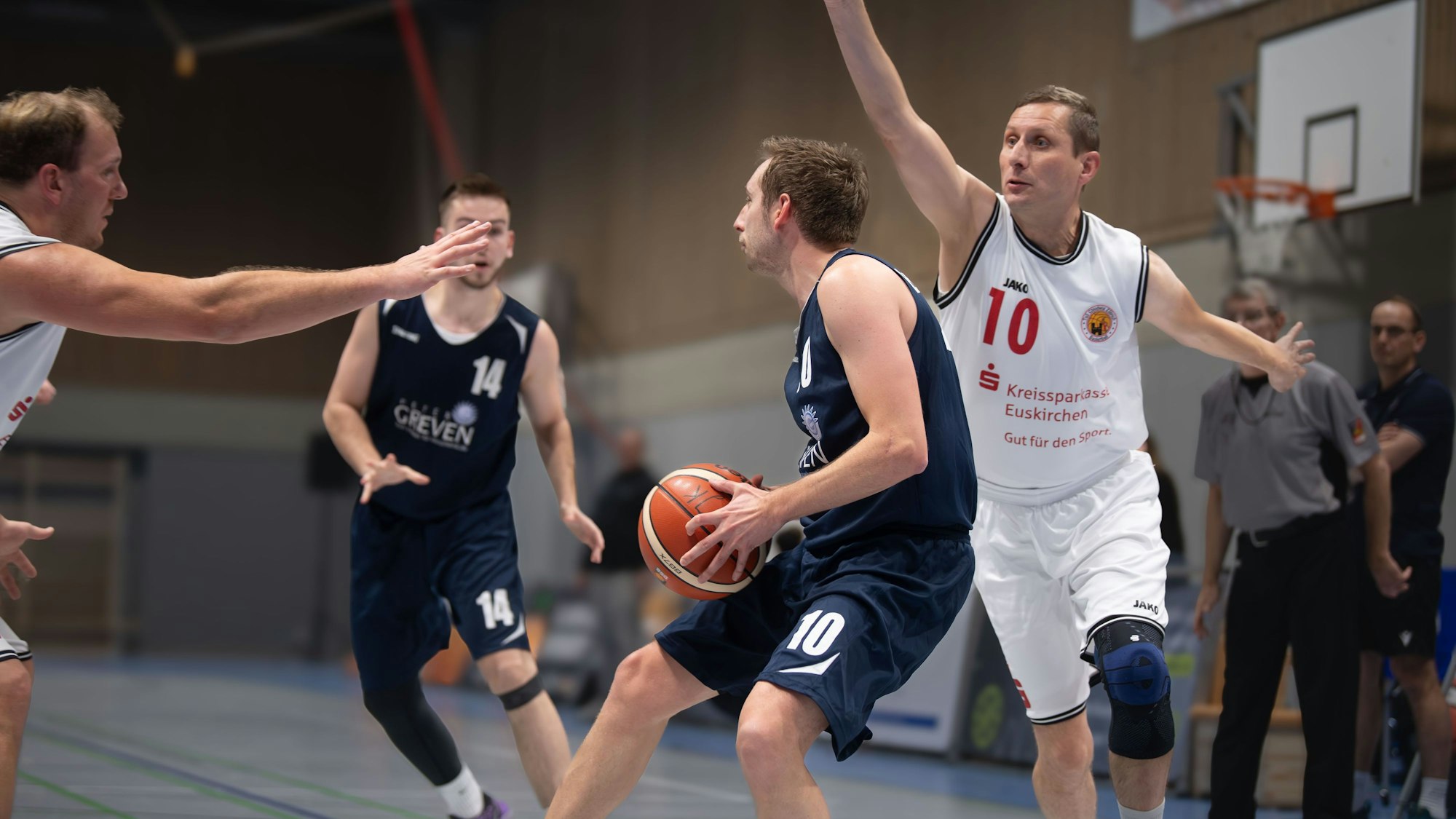 Alex Schöpfer hat den Ball, zwei Gegenspieler bedrängen ihn.